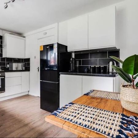 Newly Renovated House Near Trafford Centre Villa Манчестър Екстериор снимка