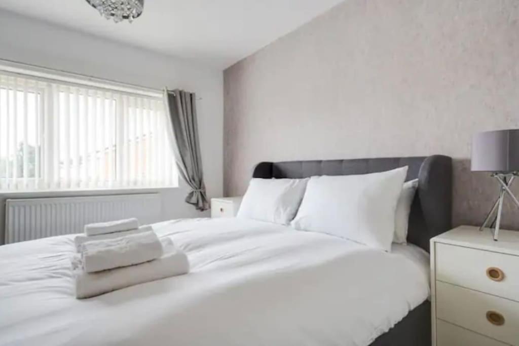 Newly Renovated House Near Trafford Centre Villa Манчестър Екстериор снимка