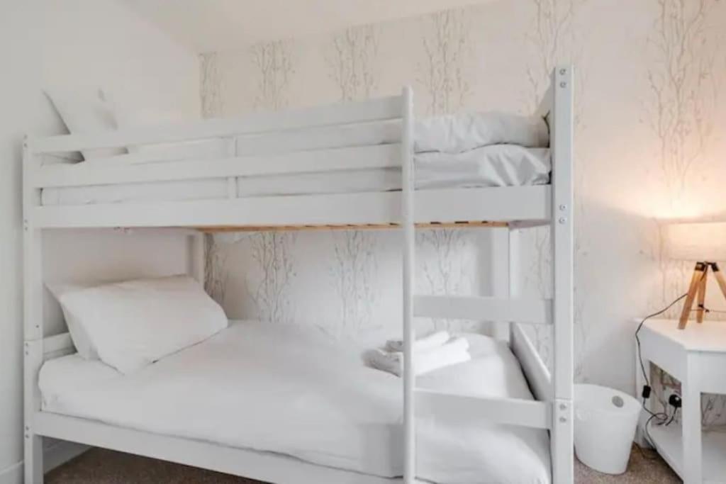 Newly Renovated House Near Trafford Centre Villa Манчестър Екстериор снимка