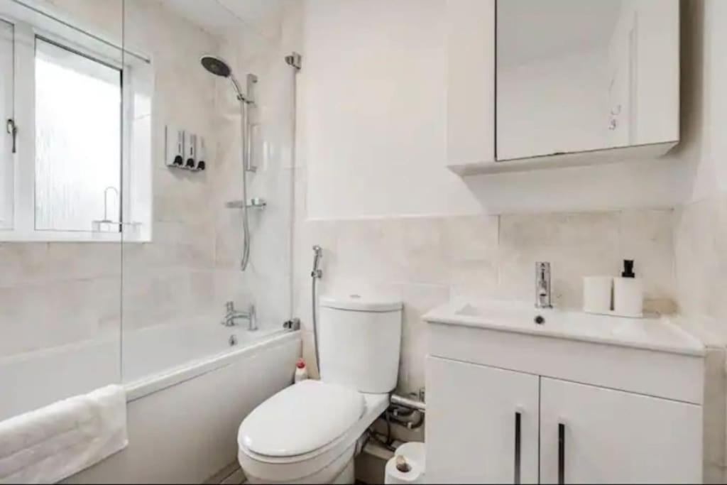 Newly Renovated House Near Trafford Centre Villa Манчестър Екстериор снимка