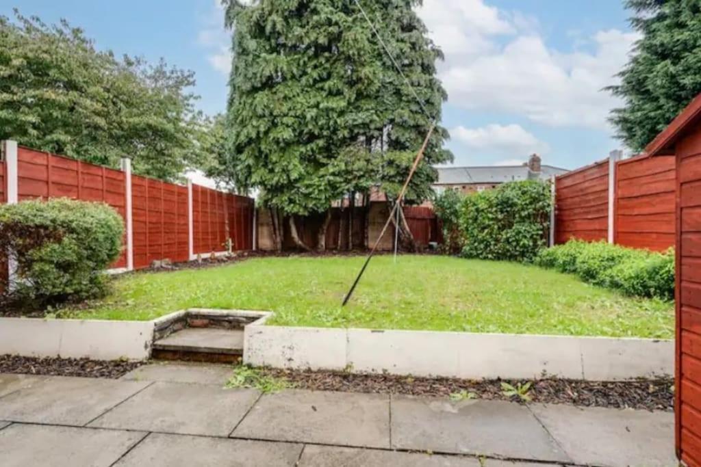 Newly Renovated House Near Trafford Centre Villa Манчестър Екстериор снимка