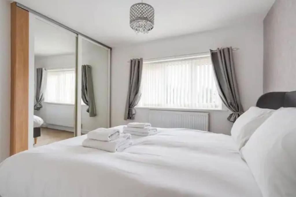 Newly Renovated House Near Trafford Centre Villa Манчестър Екстериор снимка