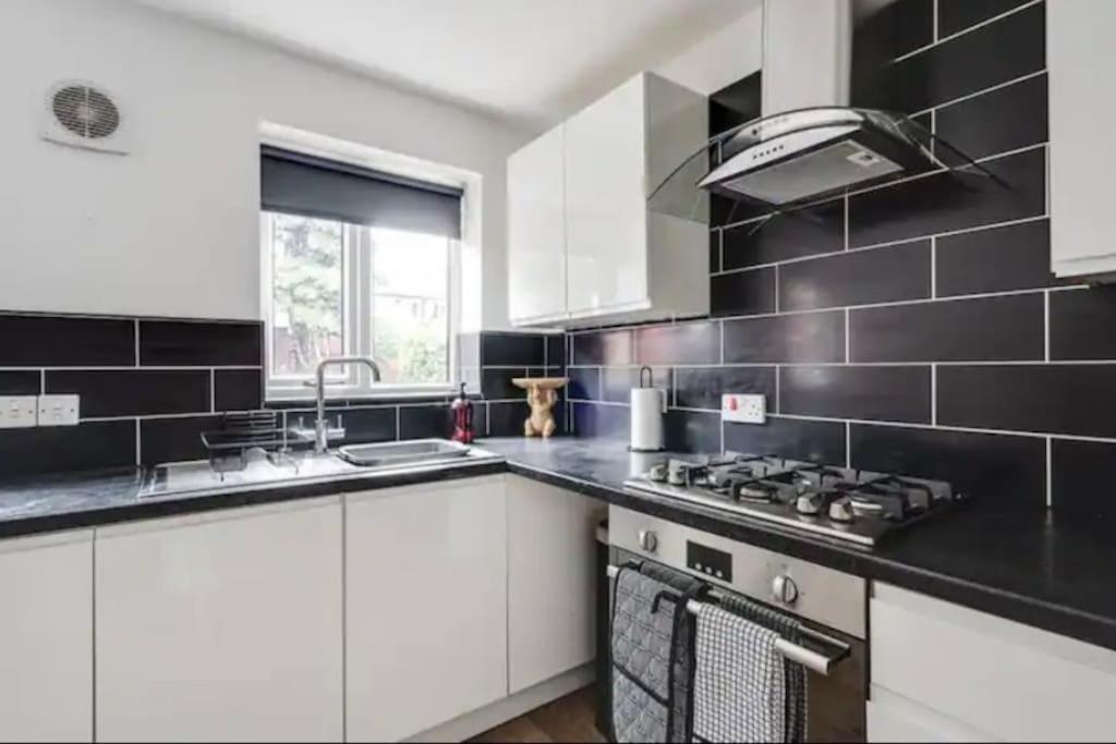 Newly Renovated House Near Trafford Centre Villa Манчестър Екстериор снимка