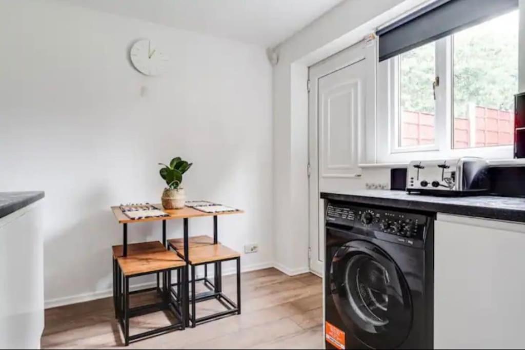 Newly Renovated House Near Trafford Centre Villa Манчестър Екстериор снимка