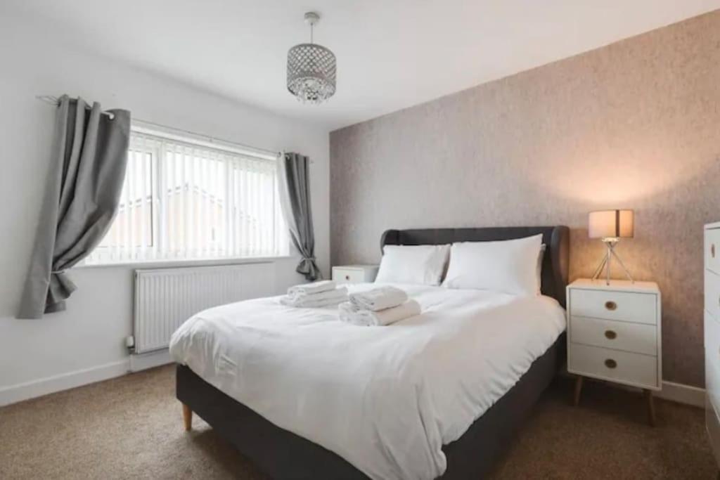 Newly Renovated House Near Trafford Centre Villa Манчестър Екстериор снимка